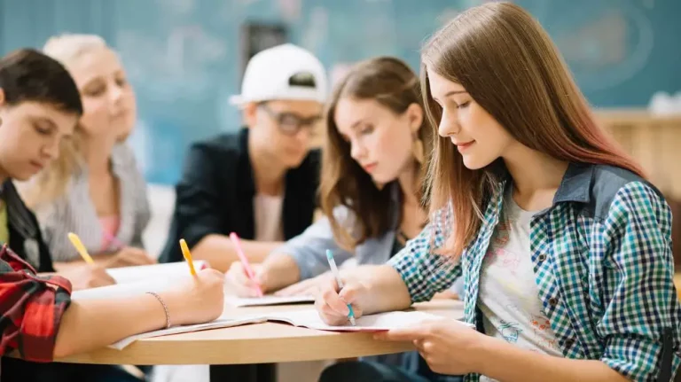 Qual a diferença entre Curso de nível superior e médio?